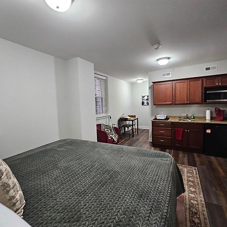 Cozy King Bed Stay At The Historic Inman - 201 Champaign Exterior photo