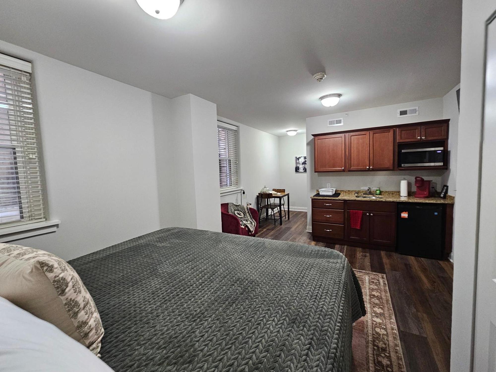 Cozy King Bed Stay At The Historic Inman - 201 Champaign Exterior photo