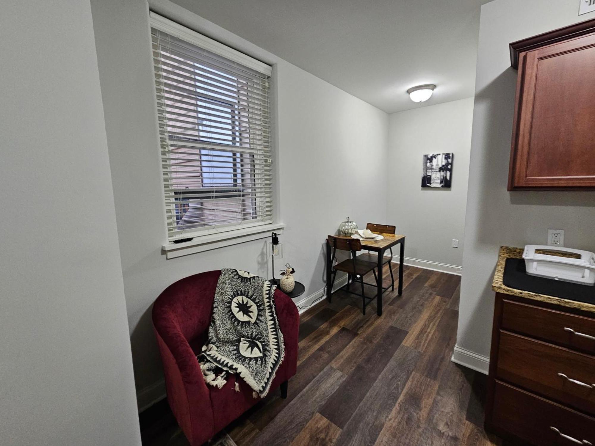 Cozy King Bed Stay At The Historic Inman - 201 Champaign Exterior photo
