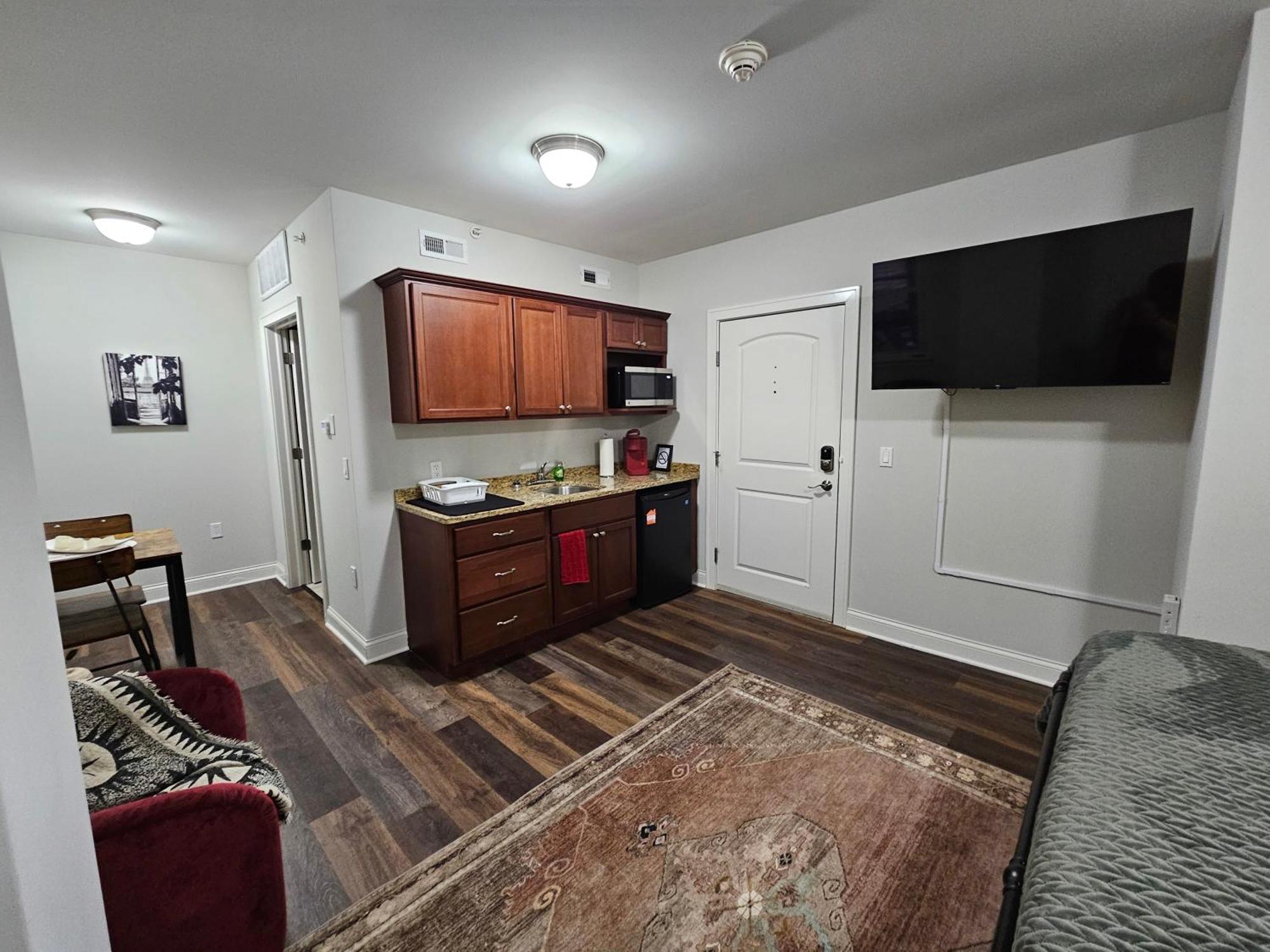 Cozy King Bed Stay At The Historic Inman - 201 Champaign Exterior photo