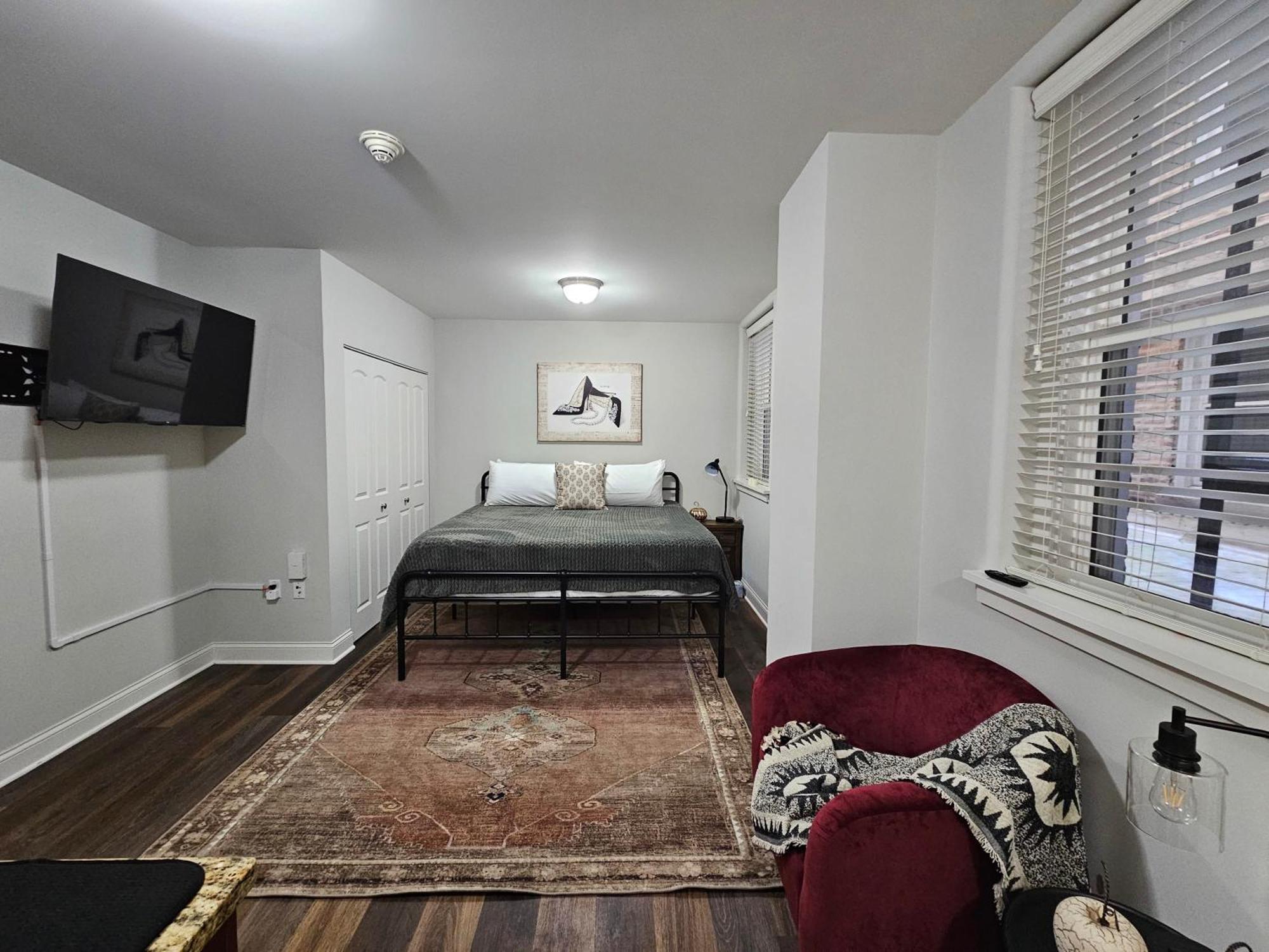 Cozy King Bed Stay At The Historic Inman - 201 Champaign Exterior photo
